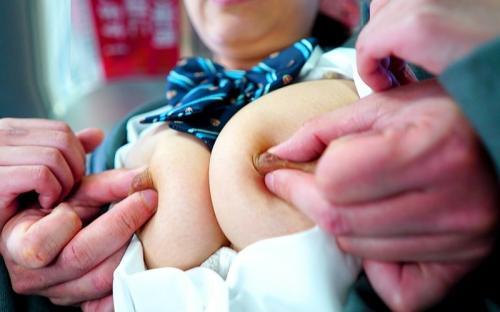 【痴漢】「誰か助けて…。」満員バスで背後から乳首をいじられる女子高生。