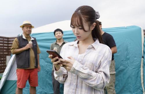 妻が町内キャンプで寝取られた！「仕事で同行できない…。」旦那不在で中年たちに複数プレイで輪姦された人妻！【栗山莉緒】