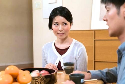 【素人】年の近い義母にコタツの中でいたずら！