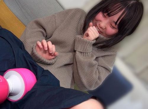 【電マ／アクメ】笑顔が特徴の天然美少女が電マで責められ段々メス顔に‼最後はデカチンで半泣きアクメ顔に