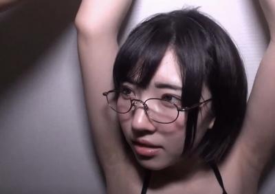 【ロリレイプ】メガネが似合うロリ美少女の首を絞めると凄く感じてしまうwww皆月ひかる