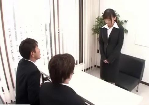 【中出しレイプ】面接中におしっこ漏らしちゃった就活女子大生を鬼畜人事部が容赦なくレイプ