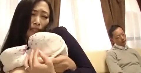 【人妻中出し】旦那が寝ている横で母親も娘も頂いてしまう鬼畜男