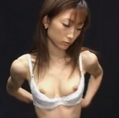 【マニア必見　これぞ初産授乳期乳首　伸び無し】初産の若妻の搾乳はたまりません！乳首の伸びもない初々しい初母乳おっぱいですから　たんまり搾乳シーンでシコってね！