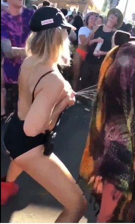 【産後クレイジー　母乳街中まき散らし】産後の子育てでうつから、気がおかしくなってしまい街中の公衆の面前でおっぱい出し、母乳を通行人にまき散らし、その母乳を飲みにくる輩もあらわれる