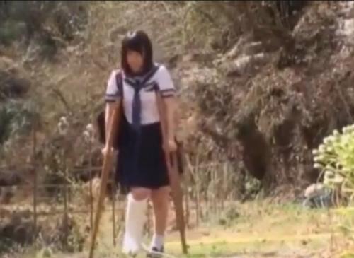 《ヘンリー塚本》足が悪いセーラー服女子校生を襲ってハメ犯す性犯罪者