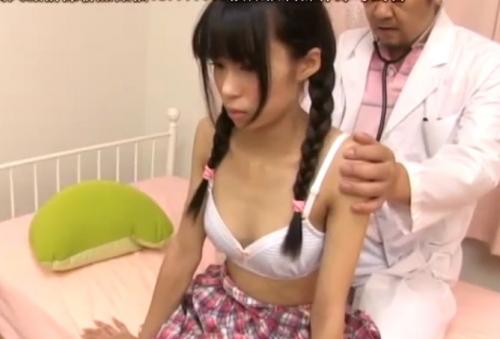 《小学生強姦》少女を狙った悪質医師「白い薬をぬっておきますから…」と無毛ワレメをこじ開けムリヤリ挿入《井上みづき》