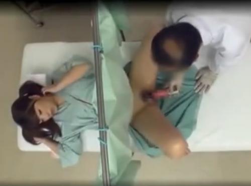 【産婦人科診療・孕ませ犯罪レイプ】医師に診察だと騙され、電マで刺激、生チンポを挿入された女性患者。快感に身悶え。