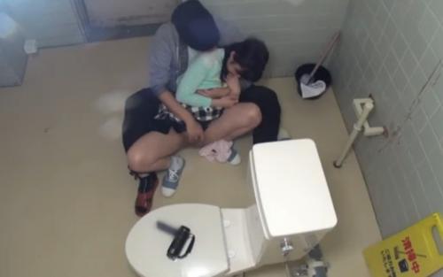 《トイレこじ開け侵入男・少女痴漢》おしっこ中だったJCの無毛ワレメに指を挿入