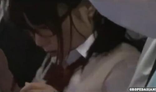 通学バスで痴漢男に痴漢され、生チンポまでぶちこまれてしまった眼鏡JK