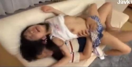 《JS誘拐・拉致強姦》嫌がる少女を犯し続けるオジサン