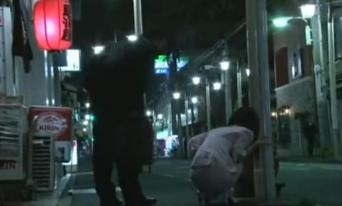 《泥酔OLレイプ》道端で酔いつぶれたOLさんを持ち帰ったオジサン。勃起ちんぽを避妊具なしでハメまくるｗ
