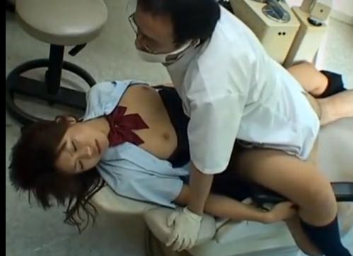 《病院・女子高生麻酔強姦》完全熟睡したギャルJKを、エロ医師が生ハメ鬼畜中出し