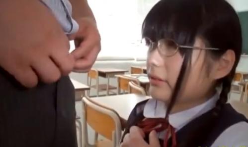 《JC淫行》ハッキリ断れない気弱な女子学生が、先生に、オマンコに指を突っ込まれ…