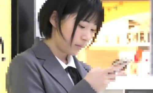 《視聴注意・盗撮・少女リアル痴漢》JKを尾行し車内でミニスカの中に手を入れワレメを……