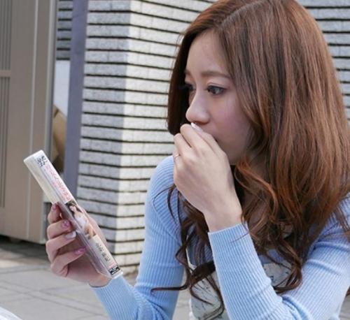 【東凛】僕が捨てたゴミの中からAVを隠して持ち帰り、オナニーしているのを見てしまった！夫の前では清楚だけど、僕の前では…