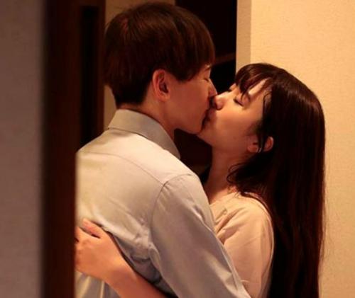部長宅で、ついお酒が進んでしまう皆々。他人の家だというのに、惹かれあうままに…