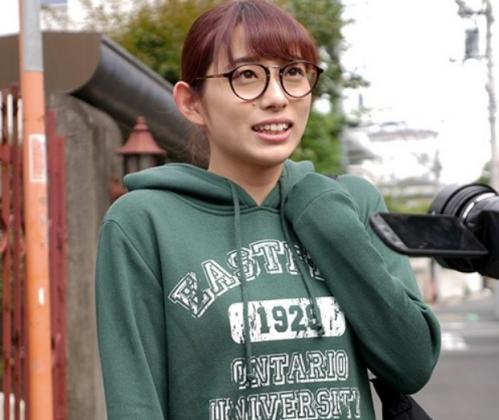 【綾瀬みな】控えめで押しに弱い現役女子大生。Hな話だけで濡れたマンコをデカチンで激突きして…