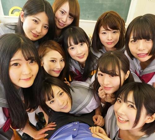 【VR】先生体験ノーモザ美少女ハーレムVR！超至近キス、着衣弄りに先生を取り合い…