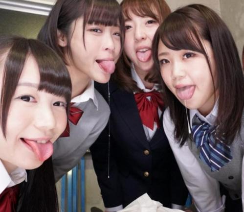 【VR】唾マニア垂涎の唾ハーレム！大人数の女子に囲まれて、滝のように垂れてくる大量の唾に溺れてみませんか？