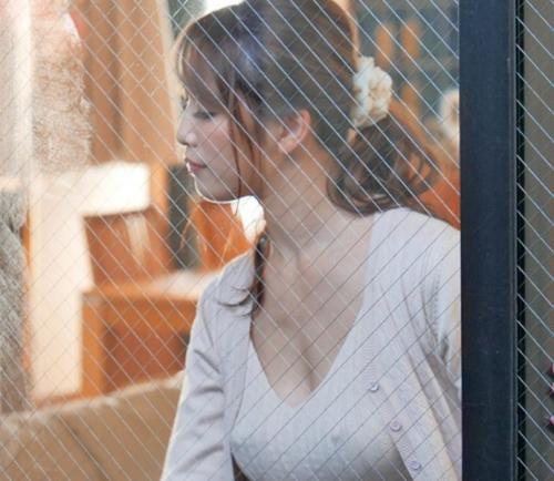 【小早川怜子】無防備な日常生活が窓越しに丸見え。ある日、その人妻が夫の上司に部屋で犯されそうになっている所を助けた事で…