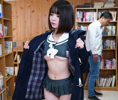 【丘えりな】美少女は校内でスカートを捲り上げ、アソコを触っちゃう変態！つい校内で自慰に目醒めてしまい…