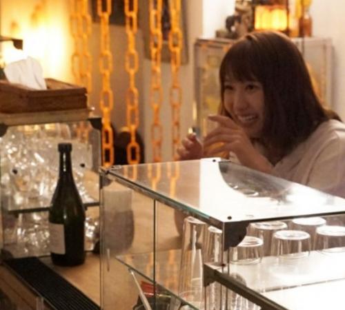【湊莉久】バーに刺客を送り込み飲みニケーションでじわじわ私生活に浸食していく！まさか向こうから誘惑してくる肉食女子っぷり！