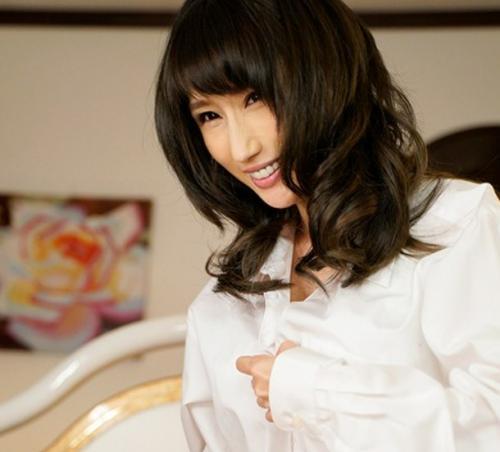 【JULIA】急遽始まった無愛想なお隣の巨乳お姉と同棲生活！？ぶっきらぼうな態度とは裏腹に僕を痴女ってきて．．．