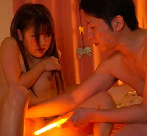 【永瀬ゆい】地下アイドルのゆいをつける不穏な男の陰。ゴミ捨て場にいくため家を空けた隙に侵入しベッドの下に息を潜め…