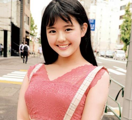 初めて生で見るデカチンに興味津々！パンツ越しに激しく擦り付け、クロッチは愛液まみれ！生素股で痙攣絶頂！初体験の衝撃！