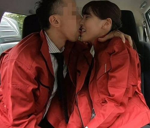 営業の休憩時間に密室の車内でお互い意識し始めていく2人。人妻は男に押し切られて手を出されてしまう…