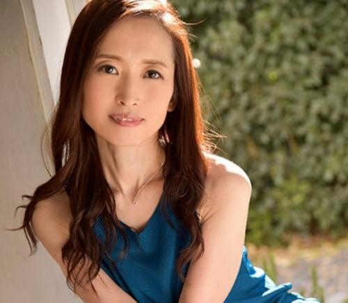 【美谷雪絵】世田谷の閑静な住宅地に住む人妻。年下の新入社員に告白され欲望を抑える事が出来なくなって…