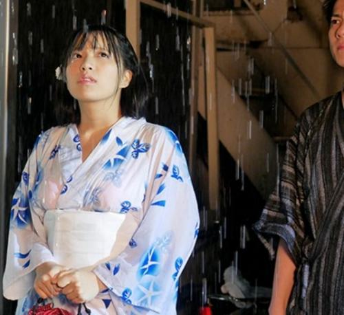 『根尾あかり』親友とはぐれびしょ濡れになる僕ら。大雨が生んだ片思いの彼女と中出しセックスできた夏の日…