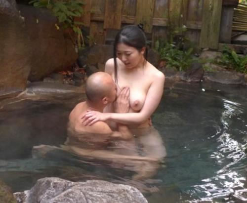【朱莉さとみ】人妻の一泊二日の温泉旅行。恥ずかしがり屋の人妻も秘めていた欲情をむき出しにして露天風呂で野外プレイ！