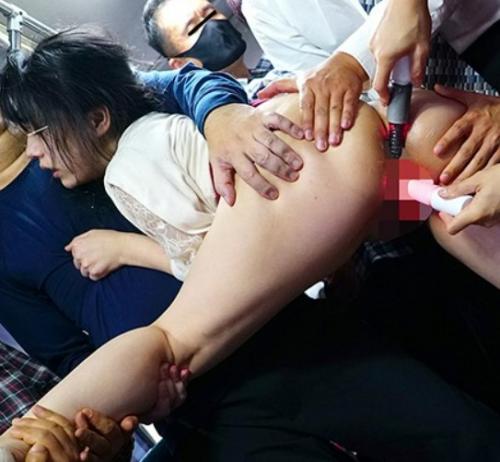 このバスに善人は一切ナシ！ 誤って乗車してきた美女たちの2穴処女を奪う！！集団で女体を弄び…