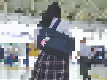 【電車痴漢】変態ヤローに後ろからパンツをまくり上げられそのまま挿入！避妊もせずに強制中出し！！