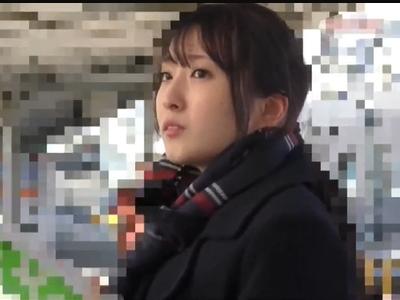 【削除注意】『ガチの痴漢レイプ…』制服JKを駅から電車内まで追跡し逆さ撮り盗撮しつつ生ハメ→そのまま連れ込みセックス！？