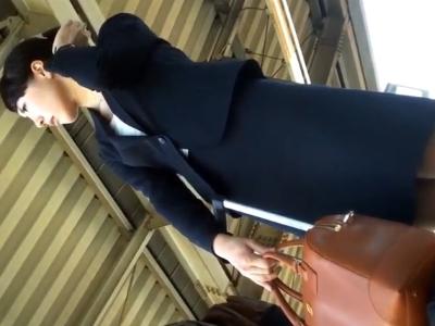 【逆さ撮り】『本物CAをガチ盗撮か？』駅のホームでCAをローアングルでパンスト越しにパンチラ盗撮した映像が投稿され流出？