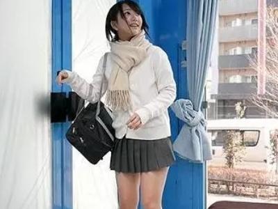 【マジックミラー号】「彼氏いるのに浮気になるぅ…」貧乳の制服ロリJKが下着モニター→乳揉み羞恥マッサージとNTRセックス