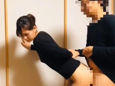 【個人撮影】『これはリアルなハメ撮りｗ』不倫カップル！旦那の留守中に人妻の自宅で立ちバックで着衣セックスしてハメ撮りｗ