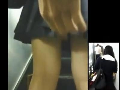 【逆さ撮り＋スカートめくり】『これは逮捕案件…』制服JKや私服JDやOL等にパンチラ盗撮だけではなくスカめく痴漢までｗ