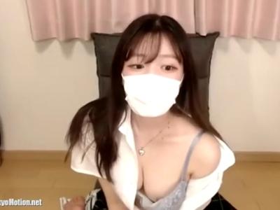 【ライブチャット】『ポロリしそうｗ』真面目ぽい18歳の制服JKがシャツを脱衣し下着姿の谷間やパンチラで誘惑するエロ生配信