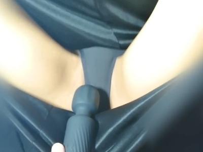 【ガチの個人撮影】『感じまくりｗ』素人カップル！彼女のスカートの中で電マ責め→痙攣イキして喘ぎ声もエロいｗ
