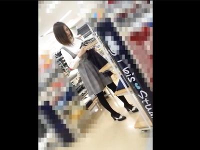 【逆さ撮り】『真面目に働いてるアパレル店員を…』巨乳のショップ店員をしゃがみパンチラや胸チラなどを盗撮した映像が投稿？