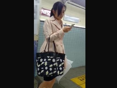 【逆さ撮り】『この真面目なOLのパンツは～？』仕事帰りのOLをスマホで顔撮り→エスカレーターまで追跡しパンチラ盗撮
