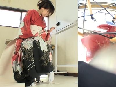 【個人撮影】『写真スタジオでお漏らし！？』着物で成人式の記念の写真撮影の待合室で我慢できずおしっこハプニングを盗撮ｗ