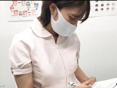 【逆さ撮り】『診察してくれてる看護師のパンツを盗撮ｗ』患者が病院でカウンセリング中にパンチラ盗撮→エロい極小Tバックｗ