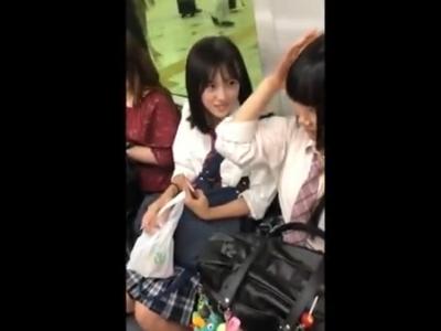 【逆さ撮り】『SS級の美少女のパンツｗ』電車内で美少女JKをスマホで顔撮り→ローアングルでパンチラ盗撮した映像が投稿ｗ