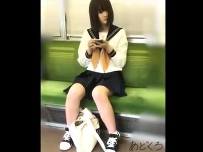 【逆さ撮り】『S級の美少女JKが食い込みパンツｗ』電車内の制服JKを追跡し前屈み･しゃがみパンチラ盗撮した映像が流出ｗ