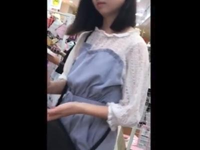 【逆さ撮り】『このロリな服装の娘のパンツはもちろん？』18歳の私服JKやJDやOL等をスマホで顔撮り→パンチラ盗撮ｗ